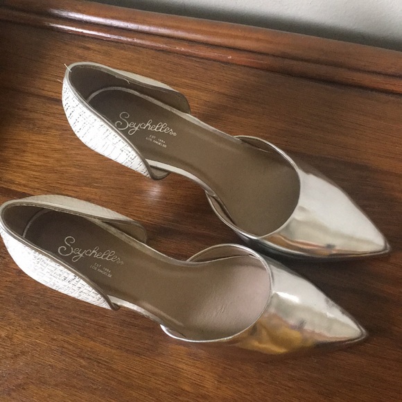 New Seychelles, never been worn Silver pumps - Picture 4 of 5